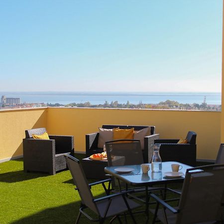 One Bedroom Apartment With Stunning River Views And Private Rooftop! Lisbona Esterno foto