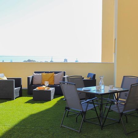 One Bedroom Apartment With Stunning River Views And Private Rooftop! Lisbona Esterno foto