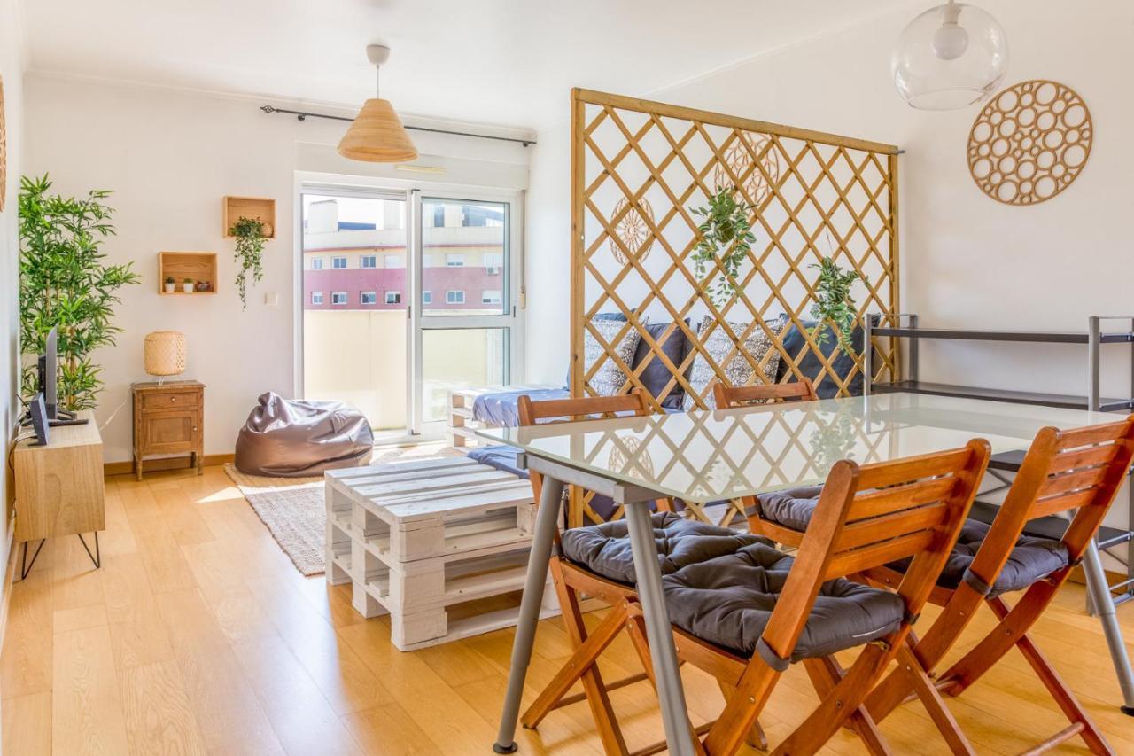 One Bedroom Apartment With Stunning River Views And Private Rooftop! Lisbona Esterno foto