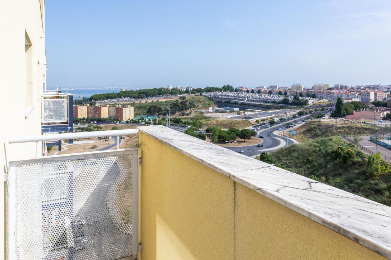 One Bedroom Apartment With Stunning River Views And Private Rooftop! Lisbona Esterno foto