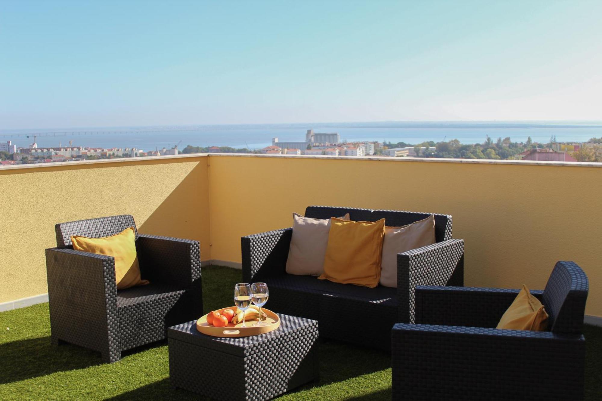 One Bedroom Apartment With Stunning River Views And Private Rooftop! Lisbona Esterno foto